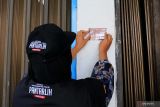 Petugas Pemutakhiran Data Pemilih (Pantarlih) mendata warga di Desa Ujong Baroh, Kecamatan Johan Pahlawan, Aceh Barat, Aceh, Senin (13/2/2023). Pencocokan dan penelitian (COKLIT) data pemilih untuk Pemilu 2024 yang dilaksanakan serentak di seluruh Indonesia sejak 12 Februari sampai 14 Maret 2023 tersebut bertujuan untuk mencocokkan secara detail data pemilih yang ada di KPU/KIP Kabupaten dengan data pemilih asli di lapangan untuk mengantisipasi ketidaksesuaian data agar pelaksanaan Pemilu 2024 dapat berjalan sesuai dengan amanah undang-undang.ANTARA Aceh/Syifa Yulinnas