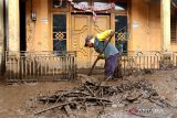  Warga membersihkan lumpur yang merendam rumahnya akibat banjir bandang di Desa Kalisat, Ijen, Bondowoso, Jawa Timur, Senin (13/2/2023). Sebanyak 49 rumah warga di Desa Kalisat dan 29 rumah di Desa Sempol akan direlokasikan ketempat yang lebih aman karena lokasinya rawan terjadi banjir.  ANTARA Jatim/Budi Candra Setya/zk