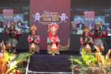 Penari menampilkan tarian Ranup Lampuan Aceh saat peluncuran Kirab Pemilu tahun 2024 di Banda Aceh, Aceh, Selasa (14/2/2023). Peluncuran Kirab Pemilu tahun 2024 secara serentak di delapan lokasi dan salah satunya di provinsi Aceh dengan tema 