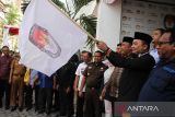 Ketua Divisi Hukum dan Pengawasan Komisi Pemilihan Umum (KPU) Mochammad Afifuddin (kedua kanan) bersama komisioner Komisi Independen Pemilihan (KIP) Aceh melepas keberangkatan rombongan kendaraan saat peluncuran Kirab Pemilu tahun 2024 di Banda Aceh, Aceh, Selasa (14/2/2023). Peluncuran Kirab Pemilu tahun 2024 secara serentak di delapan lokasi dan salah satunya di provinsi Aceh dengan tema 