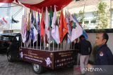 Petugas bersiap mengendarai kendaraan yang membawa sejumlah bendera partai politik dan bendera partai lokal saat peluncuran Kirab Pemilu tahun 2024 di Banda Aceh, Aceh, Selasa (14/2/2023). Peluncuran Kirab Pemilu tahun 2024 secara serentak di delapan lokasi dan salah satunya di provinsi Aceh dengan tema 