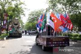 Kendaraan membawa sejumlah bendera partai politik dan bendera partai lokal melaju keliling kota  saat peluncuran Kirab Pemilu tahun 2024 di Banda Aceh, Aceh, Selasa (14/2/2023). Peluncuran Kirab Pemilu tahun 2024 secara serentak di delapan lokasi dan salah satunya di provinsi Aceh dengan tema 