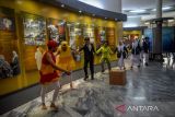 Seniman mementaskan adegan yang bertajuk Journey of Concordia di Museum Konferensi Asia Afrika, Bandung, Jawa Barat, Senin (13/2/2023). Pertunjukan Journey of Concordia yang digelar oleh kelompok seniman Godam Institute tersebut merupakan salah satu rangkaian dari Main-Mind di Museum yang bertujuan untuk menjadikan museum sebagai ruang inklusif serta pembaharuan metode pembelajaran di museum secara interaktif. ANTARA FOTO/Raisan Al Farisi/agr