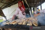 Warga menyelesaikan pembuatan ikan asap di Kelurahan Margadadi, Indramayu, Jawa Barat, Senin (13/2/2023). Produksi ikan asap berbahan ikan tongkol dan ikan cucut tersebut dijual Rp5.000 per tiga potong dan dijual di sejumlah pasar tradisional setempat. ANTARA FOTO/Dedhez Anggara/agr