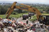 Sebuah alat berat yang digunakan untuk menumpuk sampah di Tempat Pembuangan Akhir (TPA) Gampong Jawa, Banda Aceh, Aceh, Selasa (14/2/2023). ANTARA Aceh/Khalis Surry
