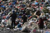 Pemulung memilih sampah yang bisa didaur ulang di Tempat Pembuangan Akhir (TPA) Gampong Jawa, Banda Aceh, Aceh, Selasa (14/2/2023). ANTARA Aceh/Khalis Surry