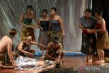 Mahasiswa yang tergabung dalam Sanggar Mahasaba menampilkan drama berbahasa Bali bertajuk 