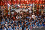 Siswa SD Yos Sudarso mengikuti kegiatan belajar mengajar saat mengunjungi Kelenteng Hok Tek Bio di Kampung Kerukunan, Lebak, Kabupaten Ciamis, Jawa Barat, Rabu (15/2/2023). Sebanyak 72 siswa mengikuti pembelajaran dalam Proyek Pancasila Kurikulum Merdeka dalam rangka menanamkan tolerasi antara umat beragama sejak dini dengan mengunjungi tempat beribadah yang letaknya berdampingan. ANTARA FOTO/Adeng Bustomi/agr