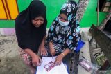 Petugas Pemutakhiran Data Pemilih (Pantarlih) melakukan pencocokan dan penelitian (Coklit) data pemilih Pemilu 2024 di rumah warga Desa Ujong Blang, Lhokseumawe, Aceh, Rabu (15/2/2023). Coklit serentak data pemilih hingga 14 Maret 2023 itu bertujuan untuk mencocokkan secara detail data pemilih yang ada di KPU/KIP dengan data pemilih asli di lapangan untuk mengantisipasi ketidaksesuaian data pemilih pada Pemilu 2024. Antara Aceh/Rahmad