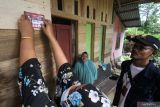 Petugas Pemutakhiran Data Pemilih (Pantarlih) menempelkan stiker tanda bukti pencocokan dan penelitian (Coklit) data pemilih Pemilu 2024 di rumah warga Desa Ujong Blang, Lhokseumawe, Aceh, Rabu (15/2/2023). Coklit serentak data pemilih hingga 14 Maret 2023 itu bertujuan untuk mencocokkan secara detail data pemilih yang ada di KPU/KIP dengan data pemilih asli di lapangan untuk mengantisipasi ketidaksesuaian data pemilih pada Pemilu 2024. Antara Aceh/Rahmad