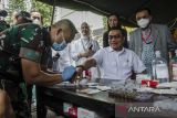 Kepala Staf Kepresidenan Jendral TNI Purn Moeldoko mengikuti penyuntikan Vitamin C saat menyalurkan bantuan di Dodik Bela Negara Rindam III Siliwangi, Lembang, Kabupaten Bandung Barat, Jawa Barat, Rabu (15/2/2023). Kantor Staf Kepresidenan menyalurkan sebanyak 2,5 juta ampul vitamin C hasil bantuan dari pengusaha sektor kesehatan untuk disuntikan kepada masyarakat sebagai penguat imunitas di masa peralihan pandemi menjadi endemi. ANTARA FOTO/Novrian Arbi/agr