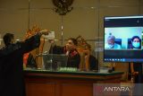 Terdakwa kasus dugaan suap terkait pengurusan kasasi gugatan aktivitas koperasi simpan pinjam intidana di Mahkamah Agung yang juga Hakim Agung non aktif, Sudrajad Dimyati (kedua kanan) mengikuti sidang dengan agenda pembacaan dakwaan secara daring di Pengadilan Tipikor, Bandung, Jawa Barat, Rabu (15/2/2023). Jaksa penuntut umum dari KPK mendakwa Sudrajad Dimyati menerima suap sebesar Rp800 juta pada kasus dugaan suap terkait pengurusan kasasi gugatan aktivitas koperasi simpan pinjam intidana di Mahkamah Agung. ANTARA FOTO/Raisan Al Farisi/agr