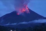 Luncuran lava pijar Gunung Karangetang masih terlihat