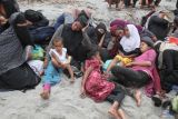 Sejumlah warga Rohingnya terdampar di Desa Lampanah Leugah, Kecamatan Seulimeuem, Aceh Besar, Kamis (16/2/2023). Jumlah imigran 62 orang terdiri dari 21 perempuan dewasa, 23 laki dewasa, dan anak-anak 18 orang. Antara Aceh/Ampelsa
