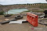 Kondisi sejumlah rambu-rambu penanda pengalihan jalan yang terpasang di jalan nasional Trans Kalimantan yang putus akibat longsor di Kecamatan Satui, Kabupaten Tanah Bumbu, Kalimantan Selatan, Kamis (16/2/2023). Badan jalan nasional penghubung Provinsi Kalimantan Selatan - Kalimantan Timur yang longsor di dekat lokasi tambang batubara tersebut hingga saat ini belum ditangani dengan baik sehingga menghambat kelancaran arus lalu lintas dan aktivitas warga. ANTARA/Bayu Pratama S.