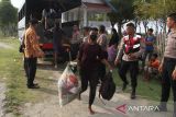 Imigran etnis Rohingya menaiki mobil angkutan untuk dipindahkan ke lokasi penampungan sementara usai terdampar di Desa Lampanah Leugah, Kecamatan Seulimeuem, Aceh Besar, Aceh, Kamis (16/2/2023). Sebanyak 62 orang imigran etnis Rohingya terdiri dari 23 orang laki-laki dewasa , 21 orang perempuan dewasa  dan 18 orang anak-anak menaiki perahu  terdampar di pantai Desa Lampanah Leugah, kabupaten Aceh Besar. ANTARA FOTO/Ampelsa.