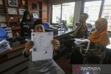 Seorang anak berusia 14 tahun memperlihatkan bukti Surat Pendaftaran Haji (SPH) di Kantor Wilayah Kementerian Agama Kota Banda Aceh, Aceh, Kamis (16/2/2023). Antara Aceh/Khalis Surry