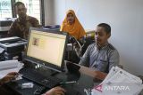 Seorang anak berusia 14 tahun melakukan proses perekaman wajah saat pendaftaran haji di Kantor Wilayah Kementerian Agama Kota Banda Aceh, Aceh, Kamis (16/2/2023). Antara Aceh/Khalis Surry