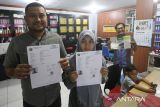 Warga memperlihatkan bukti Surat Pendaftaran Haji (SPH) di Kantor Wilayah Kementerian Agama Kota Banda Aceh, Aceh, Kamis (16/2/2023). Antara Aceh/Khalis Surry