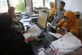 Warga melakukan pendaftaran haji di Kantor Wilayah Kementerian Agama Kota Banda Aceh, Aceh, Kamis (16/2/2023). Antara Aceh/Khalis Surry