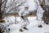 Seorang prajurit Ukraina dari Brigade Serangan Udara ke-80 membawa selongsong peluru untuk dimuat ke dalam senjata artileri Howitzer M119 untuk ditembakkan ke arah pasukan Rusia, di tengah serangan Rusia terhadap Ukraina, dekat Bahmut, wilayah Donetsk, Ukraina, Kamis (16/2/2023). ANTARA FOTO/Reuters-Marko Djurica/hp.