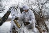 Seorang prajurit Ukraina dari Brigade Serangan Udara ke-80 memegang peluru kosong setelah menembakkan senjata artileri Howitzer M119 ke arah pasukan Rusia, di tengah serangan Rusia di Ukraina, dekat Bahmut, wilayah Donetsk, Ukraina, Kamis (16/2/2023). ANTARA FOTO/Reuters-Marko Djurica/hp.