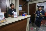 Penjual menunjukkan layanan Quick Response Code Indonesian Standar (QRIS) di salah satu toko buah di Banda Aceh, Aceh, Kamis (16/2/2023). Antara Aceh/Khalis Surry