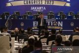 Ketua Umum PSSI Mochamad Iriawan memberikan hormat kepada peserta kongres usai menyampaikan sambutan dalam Kongres Luar Biasa Persatuan Sepak Bola Seluruh Indonesia (PSSI) 2023 di Jakarta, Kamis (16/2/2023). Kongres tersebut antara lain mengagendakan pemilihan Ketua Umum PSSI. ANTARA FOTO/Aprillio Akbar/tom.