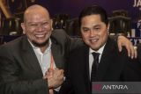 Dua Calon Ketua Umum PSSI Erick Thohir (kanan) dan La Nyalla Mattalitti (kiri) berjabat tangan pada pembukaan Kongres Luar Biasa Persatuan Sepak Bola Seluruh Indonesia (PSSI) 2023 di Jakarta, Kamis (16/2/2023). Kongres tersebut antara lain mengagendakan pemilihan Ketua Umum PSSI. ANTARA FOTO/Aprillio Akbar/tom.