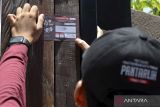 Petugas Pemutakhiran Data Pemilih (Pantarlih) menempelkan stiker tanda bukti pencocokan dan penelitian (Coklit) data pemilih Pemilu 2024 di rumah warga di kawasan Legian, Badung, Bali, Kamis (16/2/2023). Komisi Pemilihan Umum (KPU) Kabupaten Badung terus melakukan Coklit data pemilih Pemilu 2024 hingga 14 Maret 2023 dengan menugaskan 1.481 petugas Pantarlih. ANTARA FOTO/Fikri Yusuf/wsj.
