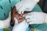 Petugas kesehatan memberikan vaksin polio tetes kepada balita di Sub Posyandu Kampung Baru, Kecamatan Medan Maimun, Kota Medan, Sumatera Utara, Selasa (14/2/2023). Pemkot Kota Medan mencanangkan pemberian vaksin polio di 21 kecamatan yang meliputi 151 kelurahan untuk mencegah penyebaran mencegah penyebaran Kasus Luar Biasa (KLB) pada balita yang berumur 0 sampai 59 bulan. ANTARA FOTO/Yudi