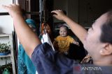 Petugas kesehatan menimbang balita yang ingin di vaksin polio tetes kepada balita di Sub Posyandu Kampung Baru, Kecamatan Medan Maimun, Kota Medan, Sumatera Utara, Selasa (14/2/2023). Pemkot Kota Medan mencanangkan pemberian vaksin polio di 21 kecamatan yang meliputi 151 kelurahan untuk mencegah penyebaran mencegah penyebaran Kasus Luar Biasa (KLB) pada balita yang berumur 0 sampai 59 bulan. ANTARA FOTO
