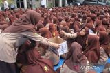 Sejumlah murid melakukan penggalangan  dana dan doa bersama  di Sekolah MTsN Model Banda Aceh, Aceh, Jumat (17/2/2023). Aksi penggalangan dana dan doa bersama di sekolah tersebut merupakan bentuk solidaritas pelajar untuk  korban gempa bumi di Turki. ANTARA FOTO/Ampelsa.