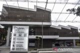 Gedung Creative Center Kota Tasikmalaya, yang sudah rampung dibangun di Komplek Dadaha, Kota Tasikmalaya, Jawa Barat, Jumat (17/2/2023). Pemerintah Provinsi Jawa Barat membangun Gedung Creative Center (GCC) senilai Rp20 miliar untuk mendukung aktivitas para pelaku usaha ekonomi kreatif dan kepemudaan. ANTARA FOTO/Adeng Bustomi/agr