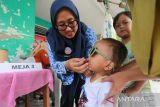 Petugas kesehatan Puskesmas Balongan memberikan vitamin A kepada balita di Posyandu Sukareja, Balongan, Indramayu, Jawa Barat, Jumat (17/2/2023). Pemerintah menargetkan prevalensi stunting pada anak bayi dibawah lima tahun di Indonesia turun hingga di bawah 14 persen pada tahun 2024. ANTARA FOTO/Dedhez Anggara/agr
