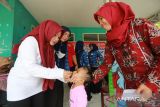 Petugas kesehatan Puskesmas Balongan memberikan vitamin A kepada balita di Posyandu Sukareja, Balongan, Indramayu, Jawa Barat, Jumat (17/2/2023). Pemerintah menargetkan prevalensi stunting pada anak bayi dibawah lima tahun di Indonesia turun hingga di bawah 14 persen pada tahun 2024. ANTARA FOTO/Dedhez Anggara/agr
