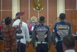 Ketua Majelis Hakim Rio Destrado (kanan atas) didampingi Hakim Anggota 1 Syafrizal Fahmi (kiri atas) mengambil sumpah tiga saksi yang dihadirkan pada sidang pelanggaran Perda Kota Jambi Nomor 4 Tahun 2017 dengan terdakwa Rudiantara di Pengadilan Negeri Jambi, Jambi, Kamis (16/2/2023). Dalam persidangan,Rudiantara yang merupakan sopir truk pembawa batubara memasuki jalan Kota Jambi dinyatakan bersalah dan dijatuhi hukuman denda sebesar Rp30 juta. ANTARA FOTO/Wahdi Septiawan/rwa.

