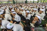 Sejumlah santri berdoa bersama saat peringatan Isra Miraj Nabi Muhammad SAW dan Satu Abad Nahdlatul Ulama di Kiram Park, Kabupaten Banjar, Kalimantan Selatan, Sabtu (18/2/2023). Pemerintah Provinsi Kalimantan Selatan melaksanakan peringatan Isra Miraj 1444 H dan Satu Abad Nahdlatul Ulama yang dihadiri 5.500 santri serta ratusan warga Kalimantan Selatan. ANTARA/Bayu Pratama S.