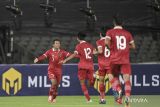 Pesepak bola Tim Nasional U-20 Indonesia Resa Aditya Nugraha (kiri) berselebrasi usai mencetak gol ke gawang Tim Nasional Fiji U-20 dalam pertandingan uji coba internasional U-20 di Stadion Utama Gelora Bung Karno (SUGBK), Senayan, Jakarta, Jumat (17/2/2023). Timnas Indonesia U-20 kalahkan Fiji U-20 dengan skor akhir 4-0. ANTARA FOTO/M Risyal Hidayat/wsj.