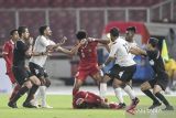 Pesepak bola Tim Nasional Fiji U-20 Pawan Pratap Singh (kedua kanan) memukul pesepak bola Tim Nasional Indonesia U-20 Hokky Caraka (tengah) dalam pertandingan uji coba internasional U-20 di Stadion Utama Gelora Bung Karno (SUGBK), Senayan, Jakarta, Jumat (17/2/2023). Timnas Indonesia U-20 kalahkan Fiji U-20 dengan skor akhir 4-0. ANTARA FOTO/M Risyal Hidayat/wsj.