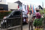 Petugas Komisi Independen Pemilihan (KIP) Kota Banda Aceh dengan menggunakan mobil kirab pemilu yang membawa 24 bendera partai politik nasional dan lokal mensosialisasikan pemilihan umum serentak 2024 kepada warga di Banda Aceh, Aceh, Minggu (19/2/2023). Komisi Pemilihan Umum (KPU) telah meluncurkan kirap pemilu menuju hari pemungutan suara serentak 14 Februari 2024 di 38 provinsi dan 514 kebupaten/kota. Antara Aceh/ Irwansyah Putra.