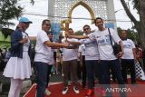 BUMN Millenial Aceh berfoto bersama perwakilan dari BSI, PNM dan Surveyor Indonesia yang menyelenggarakan Jalan Sehat BUMN di Kota Banda Aceh, Minggu (19/2/2022). Antara Aceh/Khalis Surry