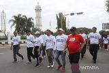Sejumlah masyarakat Aceh mengikuti Jalan Sehat Bersama BUMN di Banda Aceh, Aceh, Minggu (19/2/2023). Antara Aceh/Khalis Surry