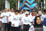 Sejumlah masyarakat Aceh mengikuti Jalan Sehat Bersama BUMN di Banda Aceh, Aceh, Minggu (19/2/2023). Antara Aceh/Khalis Surry