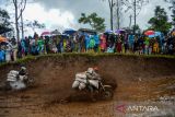 Pebalap ojek gunung memacu kecepatan motornya saat berlomba pada ajang 