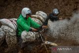 Pebalap ojek gunung menjalani balapan pada ajang 