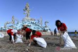 Warga membersihkan sampah pantai saat berpartisipasi dalam aksi bersih sampah bertajuk 