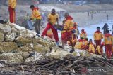 Petugas Badan Penyelamat Wisata Tirta (Balawista) membersihkan sampah pantai saat aksi bersih sampah bertajuk 