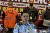 Kepala Kantor Imigrasi (Kakanim) Kelas I Khusus TPI Ngurah Rai Sugito menyampaikan keterangan terkait pemulangan buronan Interpol Italia yang merupakan warga negara Australia dan Italia berinisial AS (kiri) saat konferensi pers di Kantor Imigrasi Kelas I Khusus TPI Ngurah Rai, Badung, Bali, Minggu (19/2/2023). AS yang ditangkap di Bandara Internasional I Gusti Ngurah Rai Bali saat transit dalam penerbangan menuju Australia tersebut menjalani proses pemulangan ke Italia dan akan diserahkan ke pihak Interpol Roma untuk menjalani proses hukum terkait kasus peredaran ganja seberat 160 kilogram. ANTARA FOTO/Fikri Yusuf/wsj.