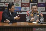 Ketua Umum PSSI Erick Thohir (kiri) berbicara dengan Kapolri Jenderal Pol. Listyo Sigit Prabowo (kanan) di sela konferensi pers terkait upaya penegakan hukum pada pengaturan skor di sepak bola Tanah Air di Stadion Utama Gelora Bung Karno (SUGBK), Senayan, Jakarta, Minggu (19/2/2023). Polri menyatakan komitmennya dalam mendukung PSSI untuk pemberantasan pengaturan skor pertandingan dengan mempersiapkan Satgas Antimafia Bola. ANTARA FOTO/Aditya Pradana Putra/wsj.